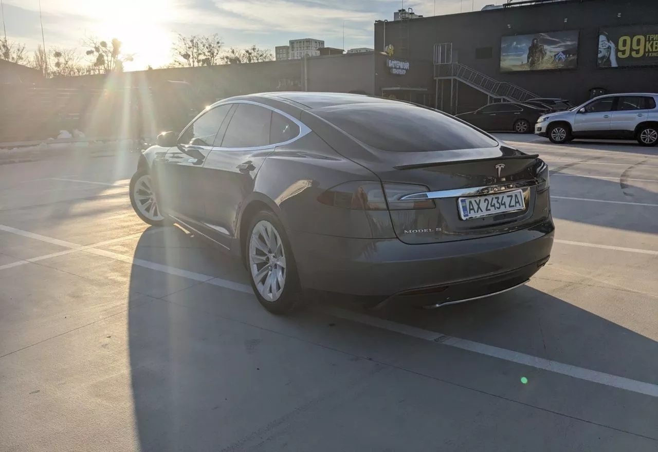 Tesla Model S  85 kWh 201341